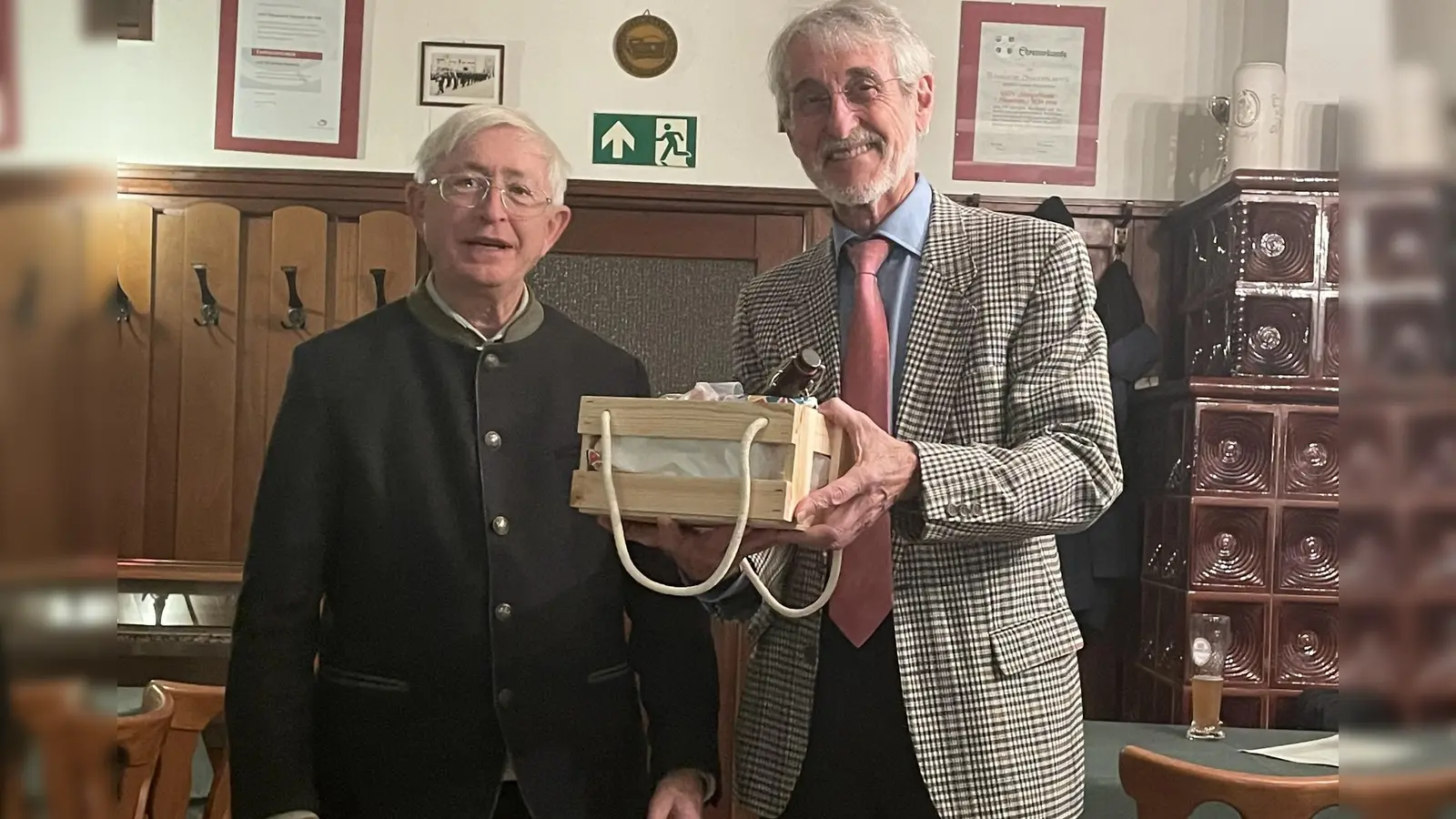 Zweiter Vorsitzender Karl Meier bedankt sich mit einem Korb regionaler Köstlichkeiten (Bild: Gerhard Steiner)