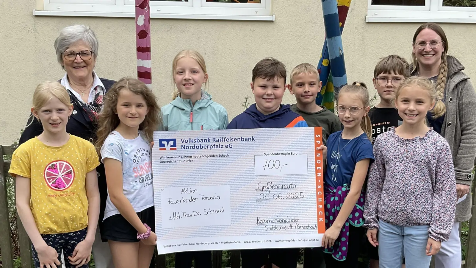 Die Kommunionkinder Mariella Gradl, Leonie Richtmann, Emma Dill, Severin Gmeiner, Luca Eckert, Philomena Beier, Robin Wettinger, Alena Weiß überreichen mit Ihrer Tischmutter Nicole Beier einen Check in Höhe von 700€ an Fr. Dr. Schraml. (Auf dem Foto fehlen Florian Scharnagl und Falko Tannebaum) (Bild: Bracke Edith)