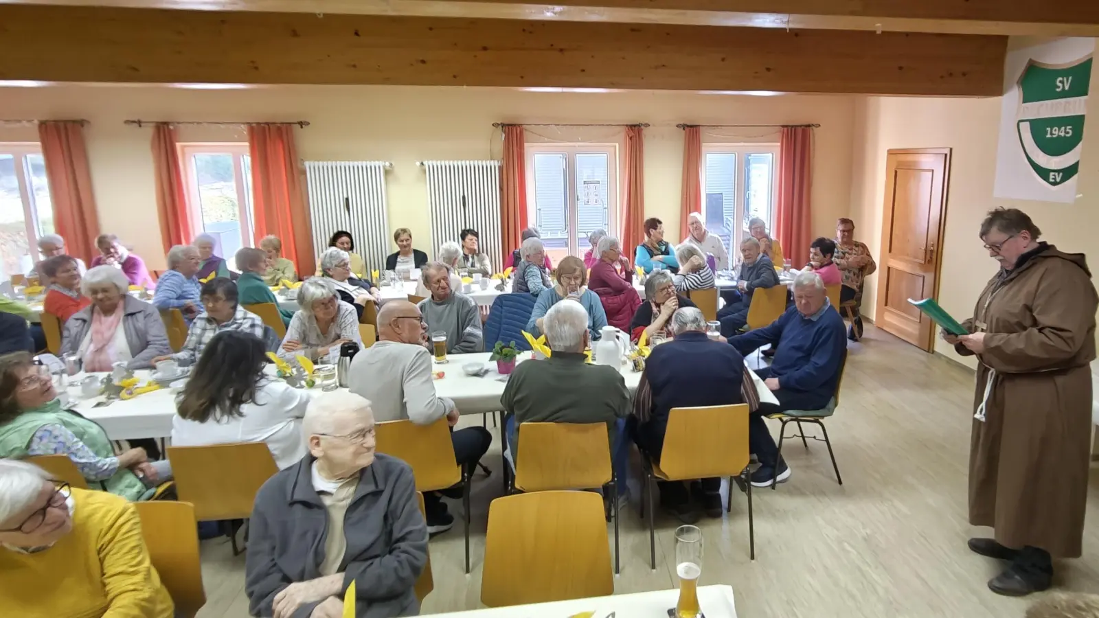 Fastenprediger Ewald bei den Senioren in Pechbrunn. (Bild: Markus Renner)