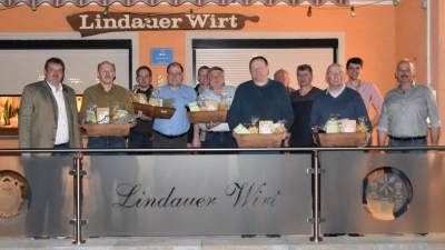 Ehrungen bei der Jagdgenossenschaft Schönsee. Das Bild zeigt (vordere Reihe von links) Bürgermeister Kreuzer, Hans Korte, Hans Zach, Bernhard Treiber, Josef Haberl, Hans Betz, Gerhard Maier sowie (hintere Reihe von links) Michael Linsmeier, Hans Utz jun., Johann Linsmeier, Xaver Bayer und Armin Ebnet.<br> (Bild: Nicole Rochelt)