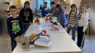 Kinder stellen kreative Flugobjekte im Luftmuseum vor. (Bild: Dorothe Pfeiffer)