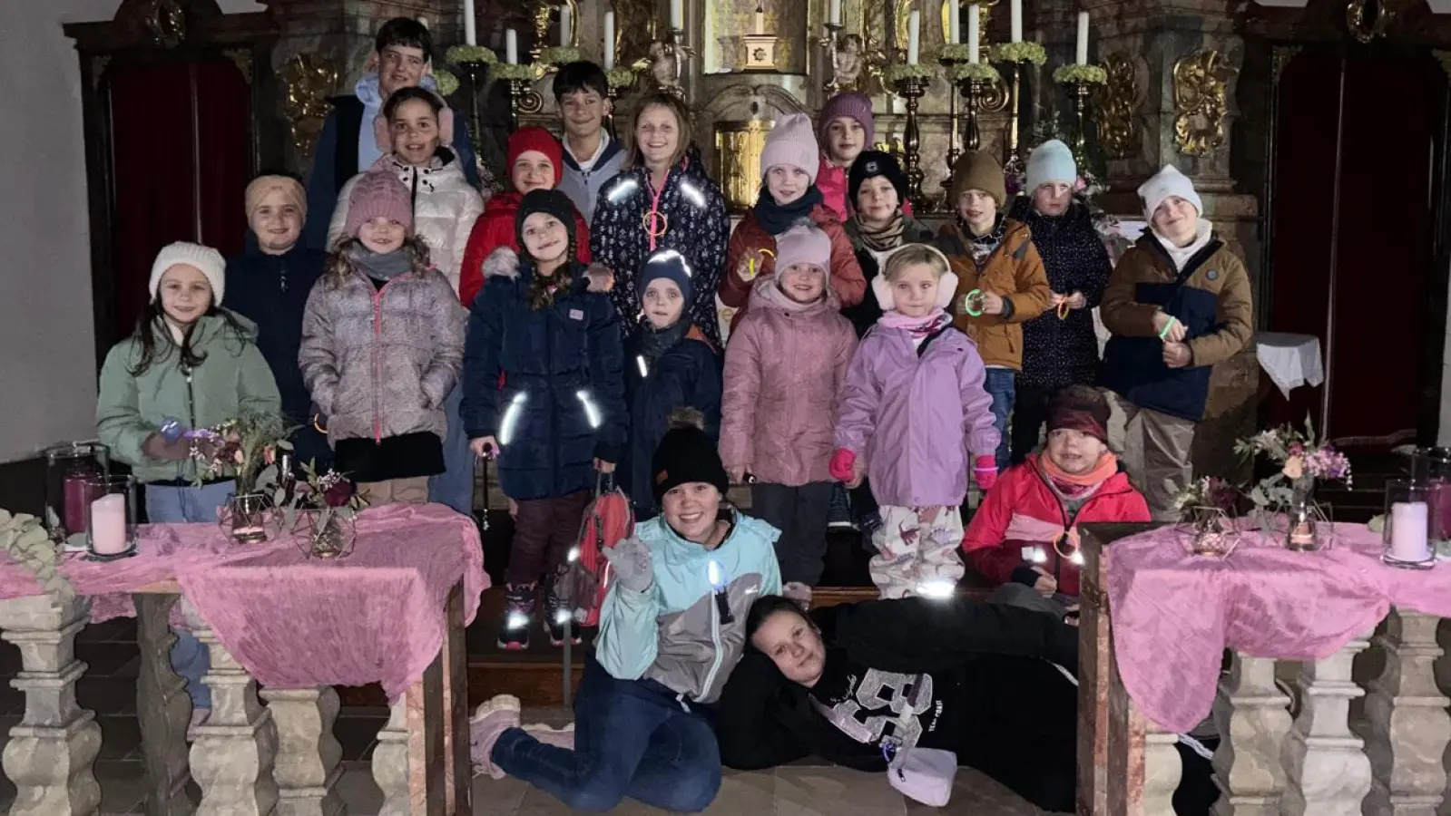 Die Teilnehmer der Taschenlampenführung vor dem Altar in der Bergkirche „Maria Zell” in Kirchenthumbach. (Bild: Barbara Raps)