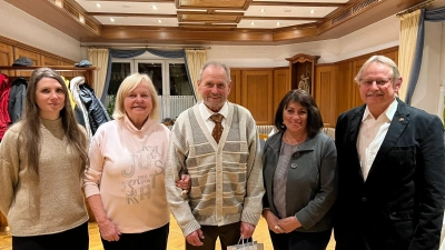 Helmut Spandel (Mitte) ist für 50-jährige Treue zur Deutsch-Französischen Gesellschaft in Waldsassen ausgezeichnet worden. Von links Arabella Hammerer und Edeltraud Fischer und von rechts Karl-Heinrich Voh und Anita Hammerer. (Bild: Marina Ernstberger)