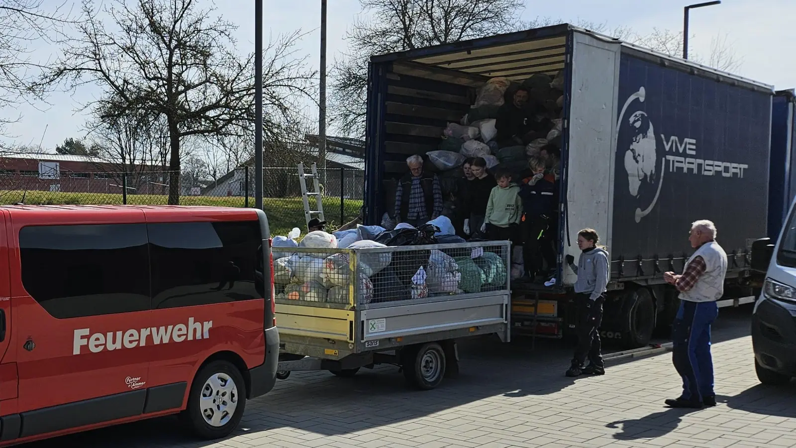 Hinter dem Feuerwehrgerätehaus wurden die durch die Kameradinnen und Kameraden gesammelten Altkleider auf einen LKW verladen.  (Bild: Lukas Fenzl)