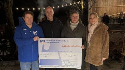 An Jochen Kraemer, Jens Simon, Daniela Joachimstaler (von Links) überreichte Diana Bayer(rechts) von der Reha-Viralsportgruppe die Spende. (Bild: Nicolas Arnold)