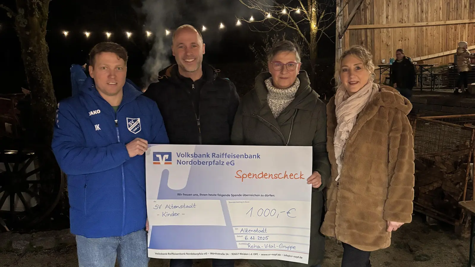 An Jochen Kraemer, Jens Simon, Daniela Joachimstaler (von Links) überreichte Diana Bayer(rechts) von der Reha-Viralsportgruppe die Spende. (Bild: Nicolas Arnold)