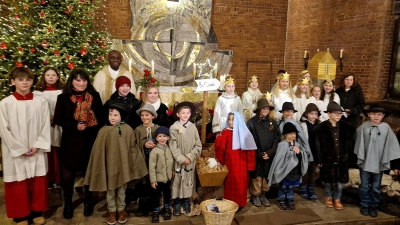 Die Kinder- und Jugendgruppen spielten noch vor der Bescherung in der Maria-Waldrast-Kirche die Geschichte der Herbergssuche. (Bild: Reinhard Kreuzer)