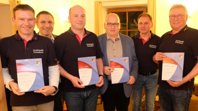 Für ihr langjähriges Wirken als Blasmusiker und für ihr Engagement im Verein wurden Stefan Wittmann (li), Sebastian Busch (3.v.li.), Ludwig Lindner (4.v.li.) und Gerhard Fahrnbauer (re) mit Ehrennadel und Urkunde ausgezeichnet. Es gratulierten Vorsitzender Martin Danzer (2.v.re.) und Bürgermeister Marcus Gradl (2.v.li.).  (Bild: Robert Dotzauer )