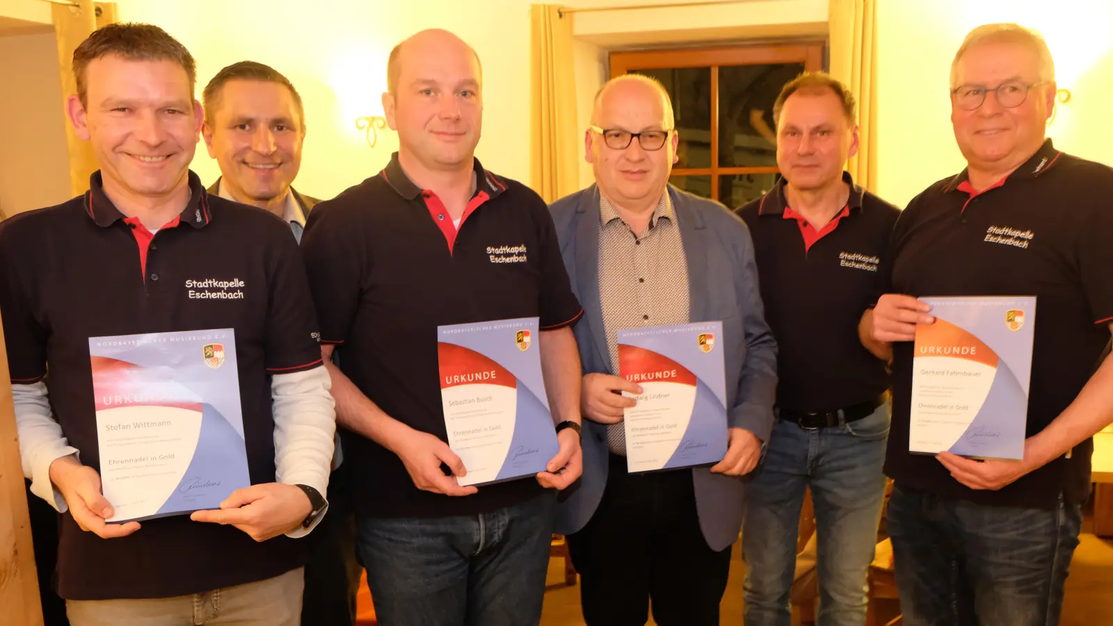 Für ihr langjähriges Wirken als Blasmusiker und für ihr Engagement im Verein wurden Stefan Wittmann (li), Sebastian Busch (3.v.li.), Ludwig Lindner (4.v.li.) und Gerhard Fahrnbauer (re) mit Ehrennadel und Urkunde ausgezeichnet. Es gratulierten Vorsitzender Martin Danzer (2.v.re.) und Bürgermeister Marcus Gradl (2.v.li.).  (Bild: Robert Dotzauer )