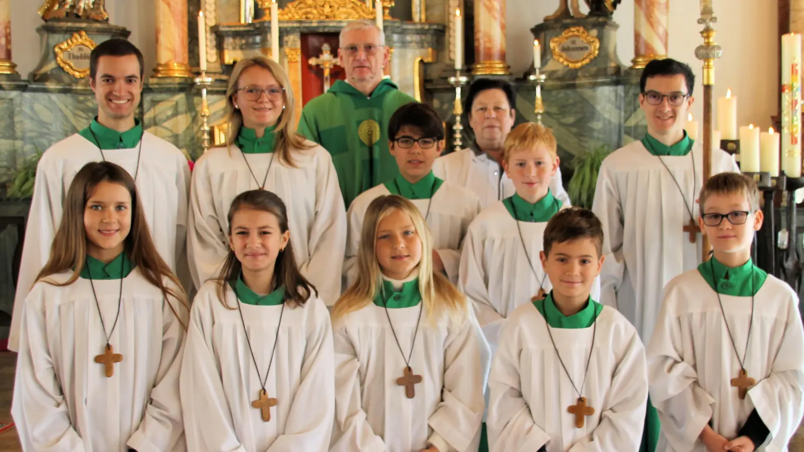 Pfarrer Norbert Große (hintere Reihe 3.v.rechts) nahm Kinder beim Gottesdienst in den Ministrantendienst auf (Bild: Johann Bauer)