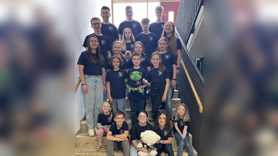 Die Kinder und Jugendlichen des Jugendrotkreuz Auerbach mit ihren Betreuern (Bild: Lara Kirzdörfer)