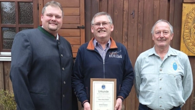 Hans Kleber (Birlmüllner Hans, Bildmitte) wurde in der Jahreshauptversammlung des OWV Eslarn zum Ehrenmitglied ernannt. Die Vorsitzenden Peter Kirner und Josef Frischmann gratulierten. (Bild: Alexander Frischmann)