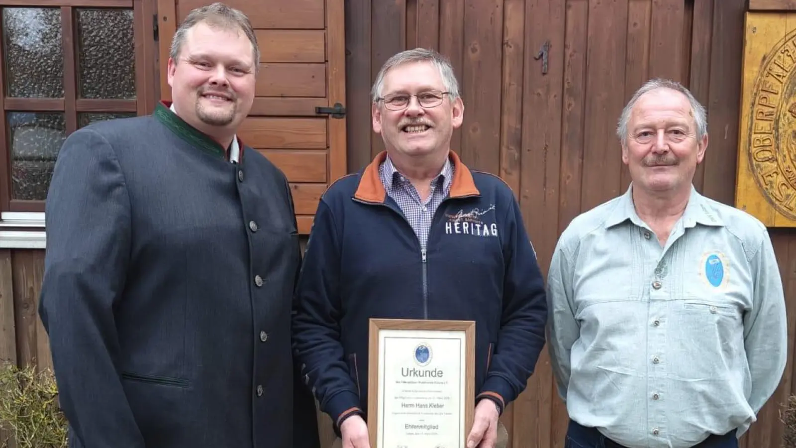 Hans Kleber (Birlmüllner Hans, Bildmitte) wurde in der Jahreshauptversammlung des OWV Eslarn zum Ehrenmitglied ernannt. Die Vorsitzenden Peter Kirner und Josef Frischmann gratulierten. (Bild: Alexander Frischmann)