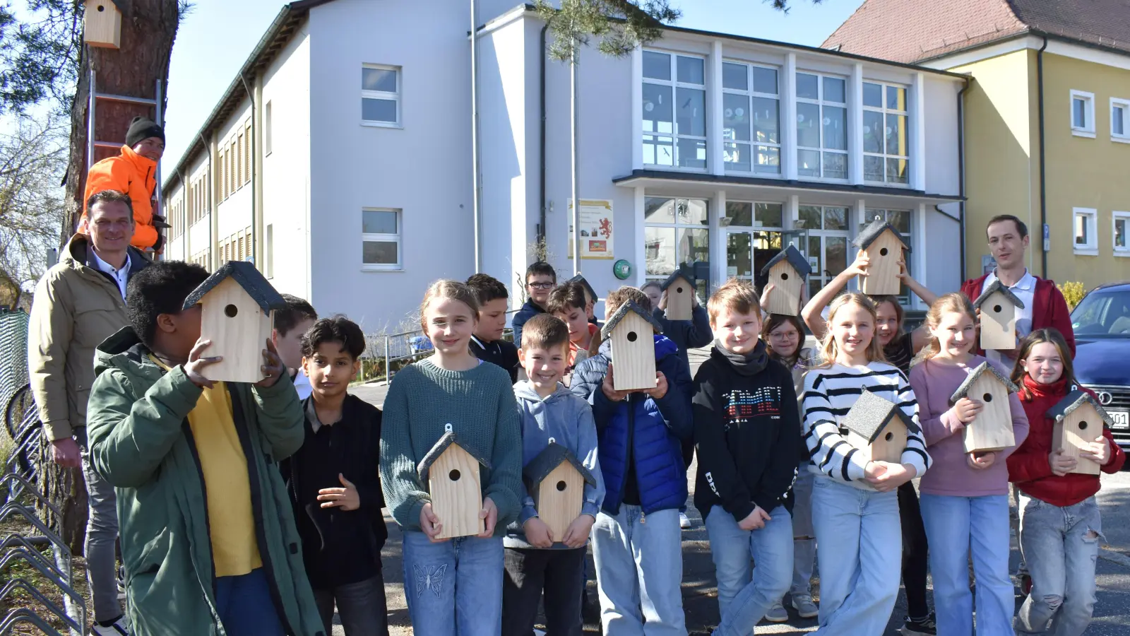 Die Altenstädter Grundschüler bieten Gartenvögeln mit selbstgebauten Nistkästen Unterschlupf. (Bild: Doris Bodensteiner)