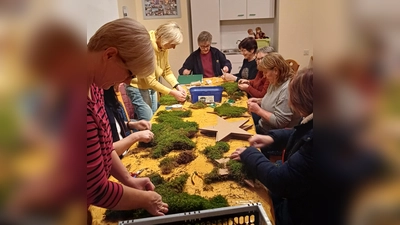 Die Damen des Frauenbundes Hohenthan sind schon fleißig am werkeln.<br> (Bild: Gertraud Zeitler)