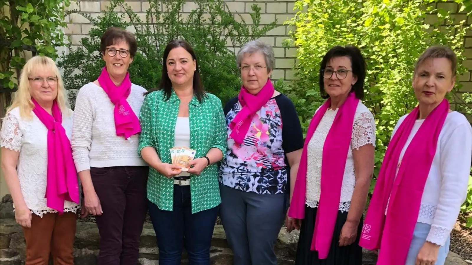 Von links: Gerlinde Gersing, Anita Schöberl, Felicitas Wellnhofer, Theresia Schwendner, Monika Bösl und Elisabeth Bauer bei der Spendenübergabe (Bild: Elisabeth Bauer)