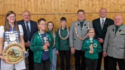 Von links: Christine Gradl, Johann Burger, Elias Werner, Elena Härtl, Bastian Haberkorn, Andreas Grillmeier, Hannah Wettinger, Florian Greil und Helmut Kipferl (Bild: Sebastian Putzer)