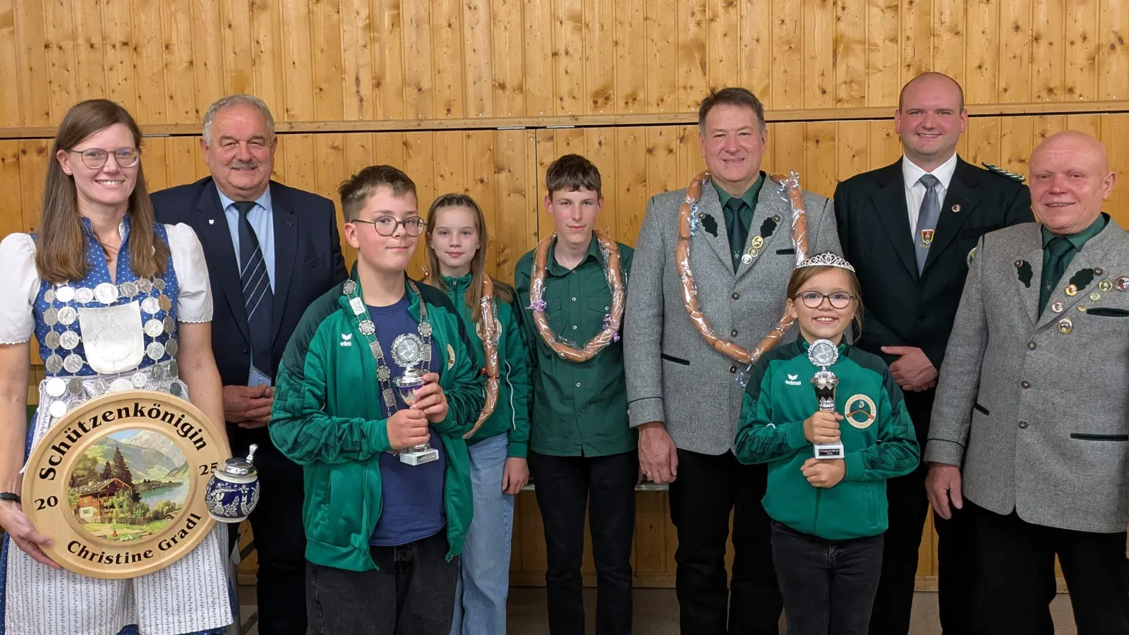 Von links: Christine Gradl, Johann Burger, Elias Werner, Elena Härtl, Bastian Haberkorn, Andreas Grillmeier, Hannah Wettinger, Florian Greil und Helmut Kipferl (Bild: Sebastian Putzer)