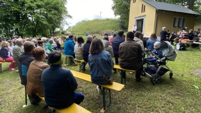 Viele Gläubige haben den Weg zum „Berggottesdienst” nicht gescheut. (Bild: Josef Glas)