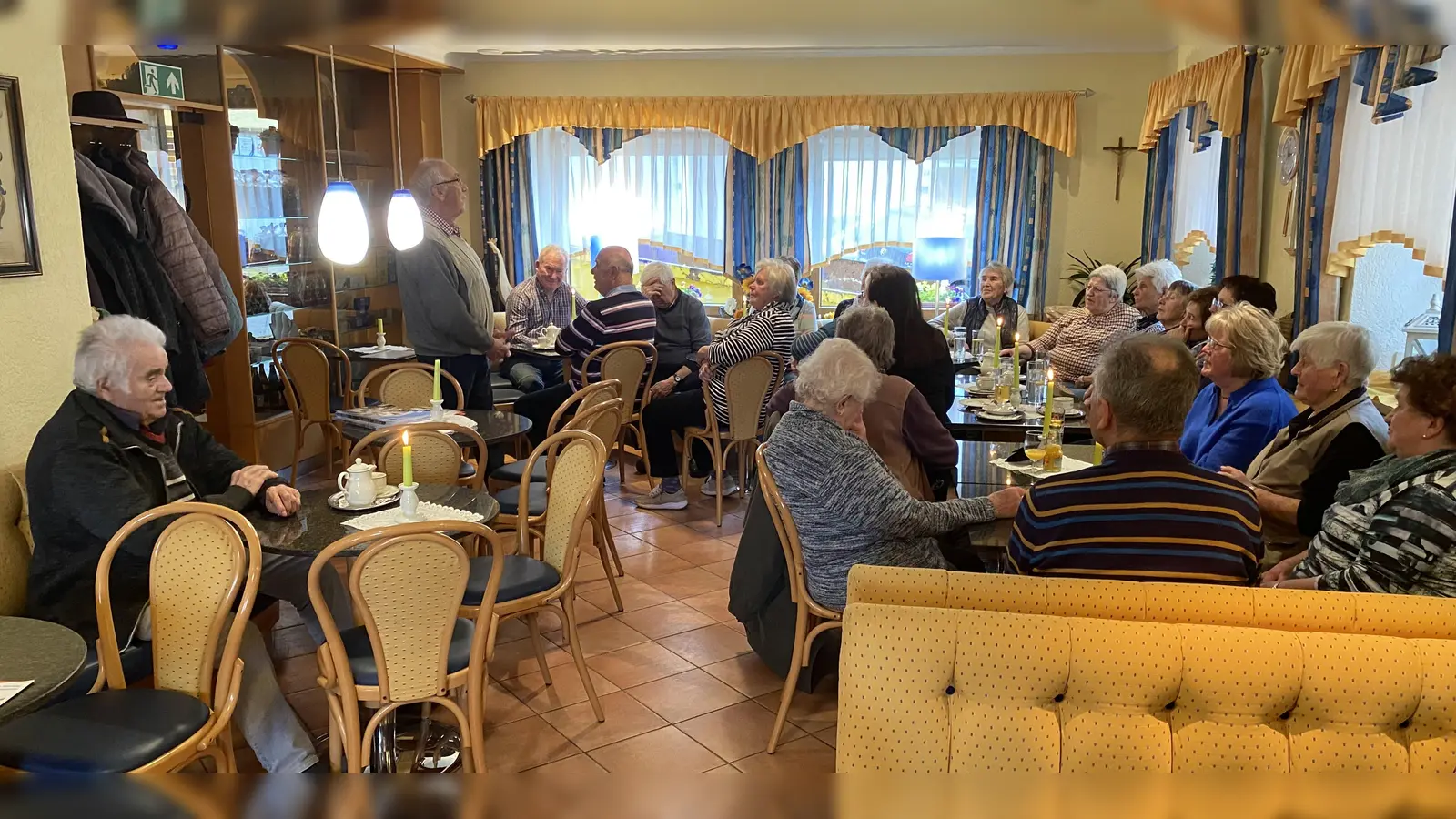 Aufmerksame Zuhörer beim Vortrag von Harald Köcher (stehend links) im Café Seegerer in Tännesberg. (Bild: Josef Glas)