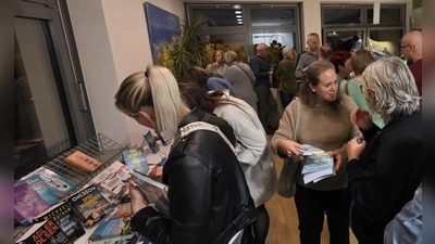 Viele fleißige Leser deckten sich mit neuem Lesestoff ein.  (Bild: Franziska Wolf)