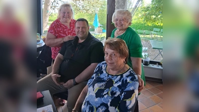 Martin Holler als neugewählter Bürgermeister stattete dem Seniorentreffen in der Waldbadgaststätte einen Besuch ab. Mit Helga Adholch (rechts hinten). (Bild: Nikolaus Scherr)