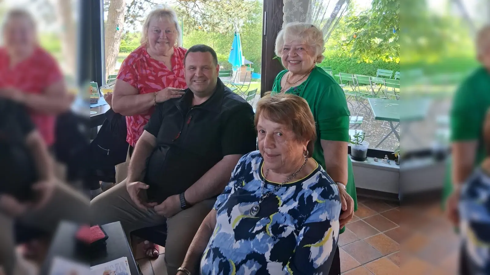 Martin Holler als neugewählter Bürgermeister stattete dem Seniorentreffen in der Waldbadgaststätte einen Besuch ab. Mit Helga Adholch (rechts hinten). (Bild: Nikolaus Scherr)