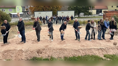 Bürgermeister Karlheinz Budnik, Vertreter der Planungsbüros, Projektleitung, Schulleitung und Schülersprecherinnen und Schülersprecher beim Spatenstich  (Bild: Markus Kindsgrab)