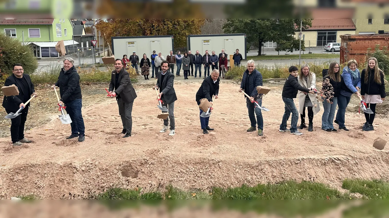 Bürgermeister Karlheinz Budnik, Vertreter der Planungsbüros, Projektleitung, Schulleitung und Schülersprecherinnen und Schülersprecher beim Spatenstich  (Bild: Markus Kindsgrab)