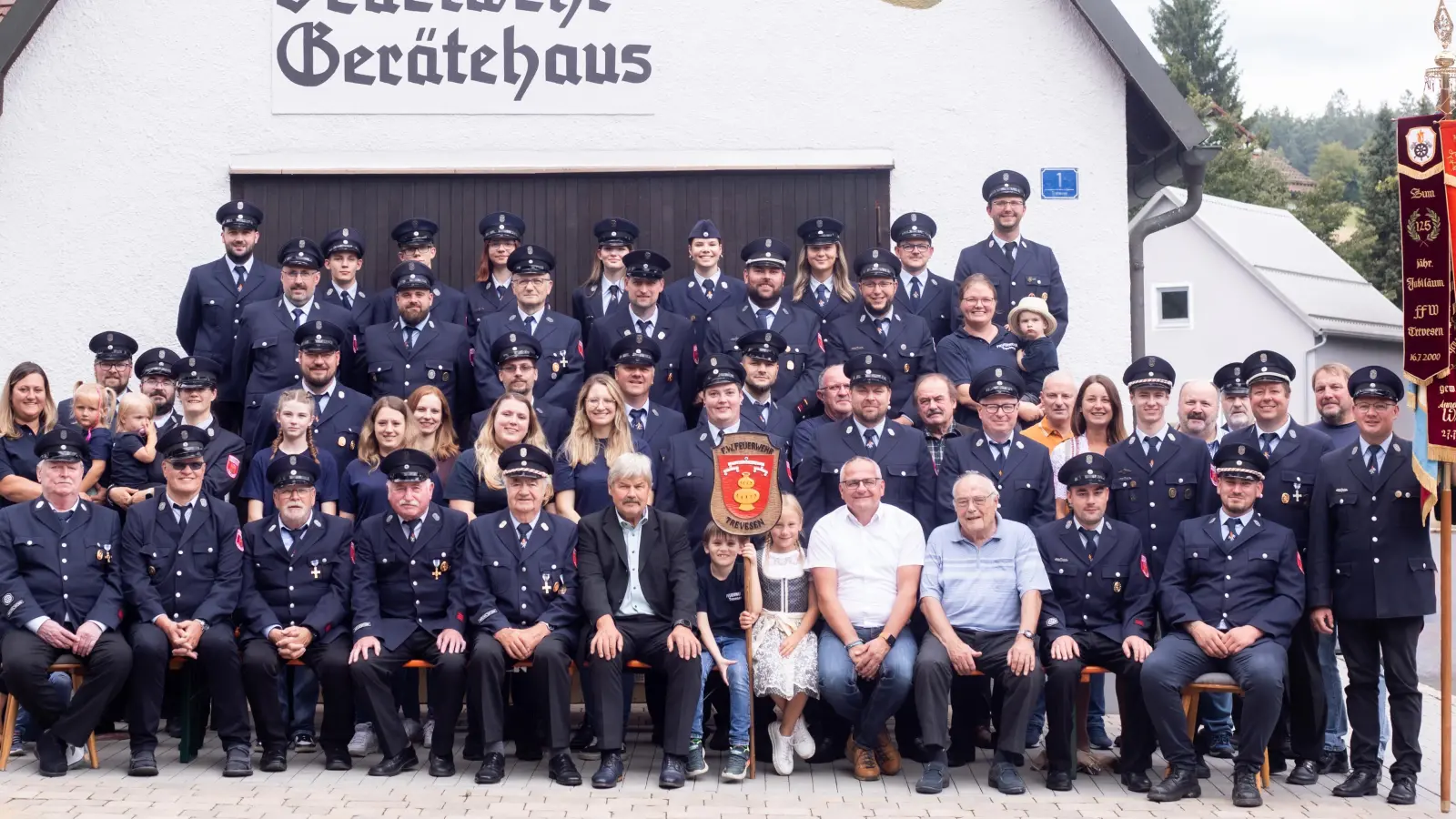 Gruppenbild der FFW Trevesen (Bild: Franziska Schiener Fotografie)