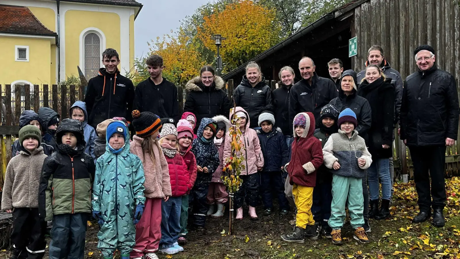 Kleine und große Gärtner versammelten sich nach getaner Arbeit um den neuen Birnbaum. (Bild: Bianca Kastner)