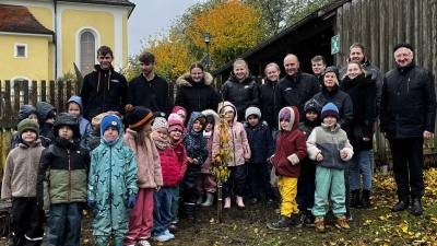 Kleine und große Gärtner versammelten sich nach getaner Arbeit um den neuen Birnbaum. (Bild: Bianca Kastner)