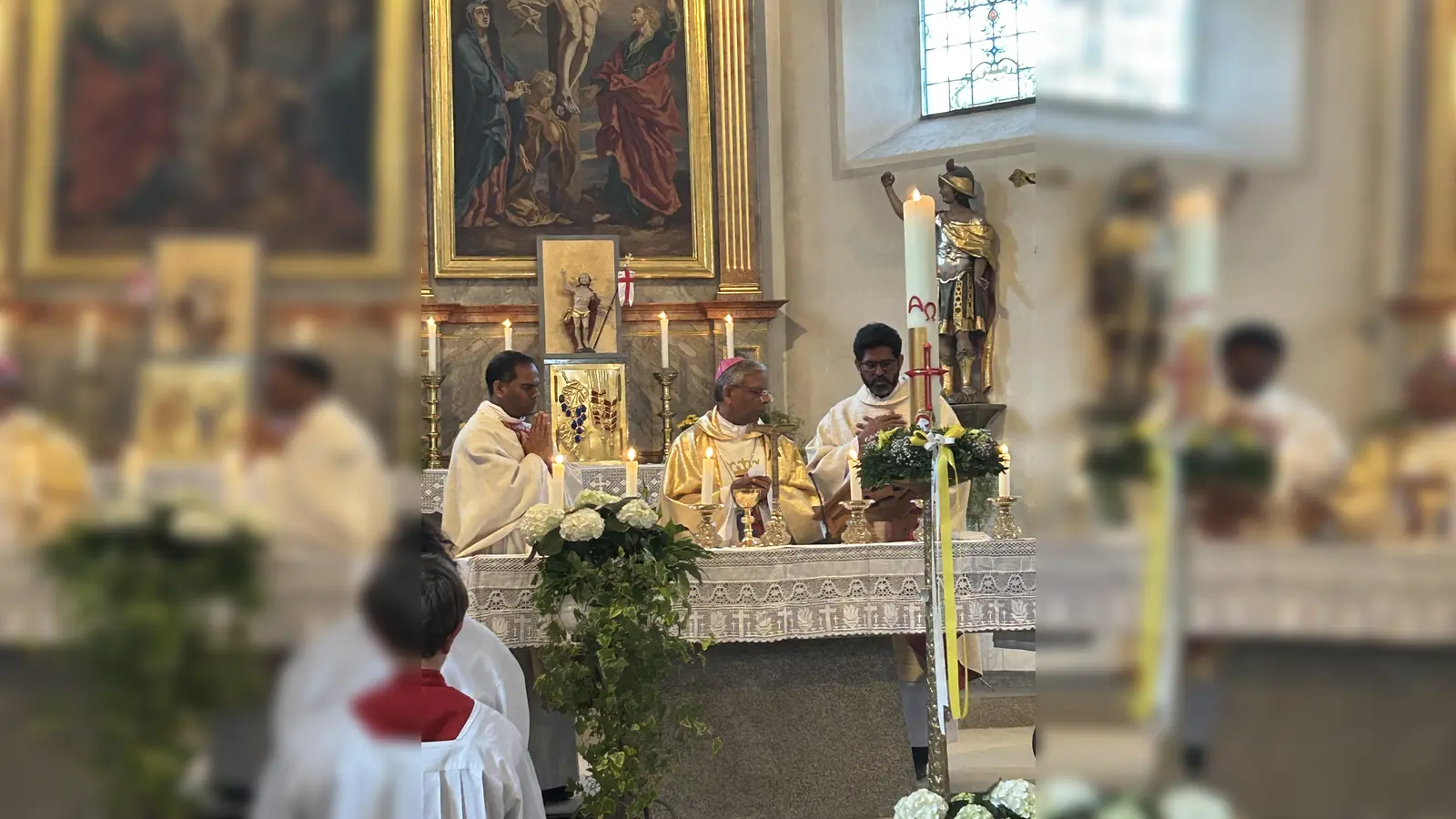 Bischof Paul Mattekatt (Mitte) feiert mit Pfarrer John (links) und Pfarrvikar John (rechts) die Hl. Messe (Bild: Sonja Sczech)