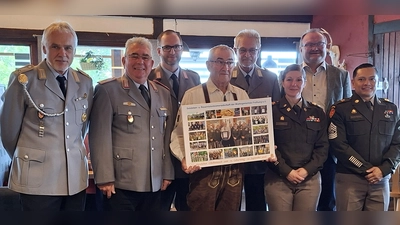 Die Vorstandsmitglieder der Soldaten- und Reservistenkameradschaft Freihung, die Führung des US-Partnerschaftsverbandes 18. CSSB und der Markt Freihung gratulierten dem Ehrenmitglied, Stabsfeldwebel d.R. Gerhard Lindthaler, zu dessen 75. Geburtstag und überreichten als Präsent eine großformatige Leinwand mit vielen Erinnerungsfotos der vergangenen 25 Jahre seines Wirkens in der Kameradschaft. (v.l.n.r.): Beisitzer Feldwebel d.R. Johann Rötzer, 1. Vorsitzender Oberstleutnant d.R. Norbert Bücherl, 3. Vorsitzender Oberstabsgefreiter d.R. Dominik Falk, Jubilar Stabsfeldwebel d.R. Gerhard Lindthaler, Kassier Stabsunteroffizier d.R. Klaus Paa, Kommandeurin 18. CSSB Lieutenant Colonel Michelle Updike, Bürgermeister Uwe König, Command Sergeant Major Jasson Quintero.<br> (Bild: Norbert Bücherl/ Adelheid Rötzer)