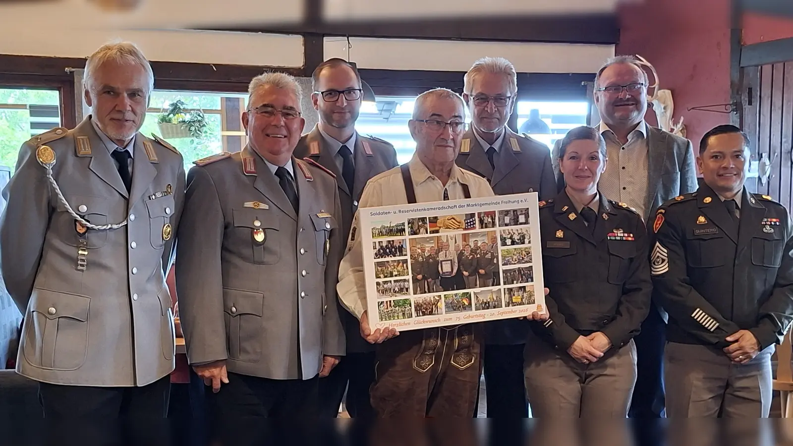 Die Vorstandsmitglieder der Soldaten- und Reservistenkameradschaft Freihung, die Führung des US-Partnerschaftsverbandes 18. CSSB und der Markt Freihung gratulierten dem Ehrenmitglied, Stabsfeldwebel d.R. Gerhard Lindthaler, zu dessen 75. Geburtstag und überreichten als Präsent eine großformatige Leinwand mit vielen Erinnerungsfotos der vergangenen 25 Jahre seines Wirkens in der Kameradschaft. (v.l.n.r.): Beisitzer Feldwebel d.R. Johann Rötzer, 1. Vorsitzender Oberstleutnant d.R. Norbert Bücherl, 3. Vorsitzender Oberstabsgefreiter d.R. Dominik Falk, Jubilar Stabsfeldwebel d.R. Gerhard Lindthaler, Kassier Stabsunteroffizier d.R. Klaus Paa, Kommandeurin 18. CSSB Lieutenant Colonel Michelle Updike, Bürgermeister Uwe König, Command Sergeant Major Jasson Quintero.<br> (Bild: Norbert Bücherl/ Adelheid Rötzer)