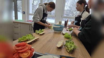 Gemeinsame Vorbereitung des Laugengebäcks für den Pausenverkauf. (Bild: Ute Müller )