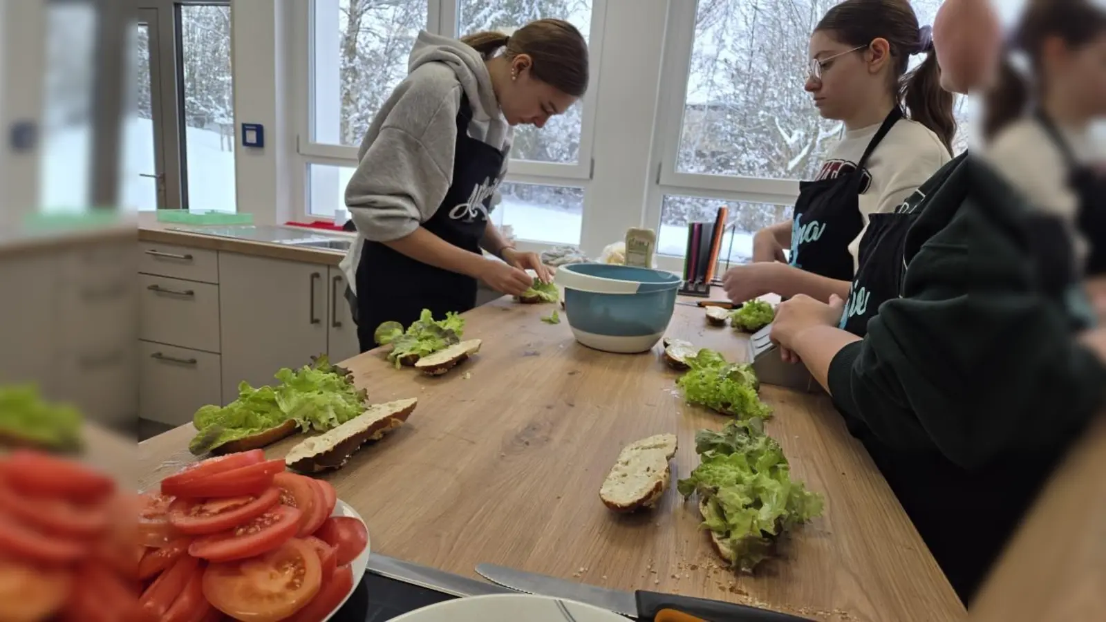 Gemeinsame Vorbereitung des Laugengebäcks für den Pausenverkauf. (Bild: Ute Müller )