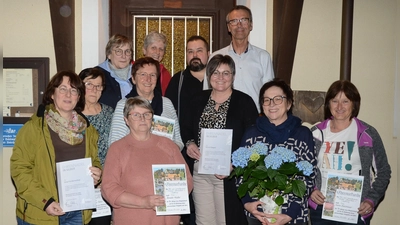 Vorstand Christof Martini und Bürgermeister Peter Achatzi mit den geehrten Frauen (Bild: Erwin Kolb)