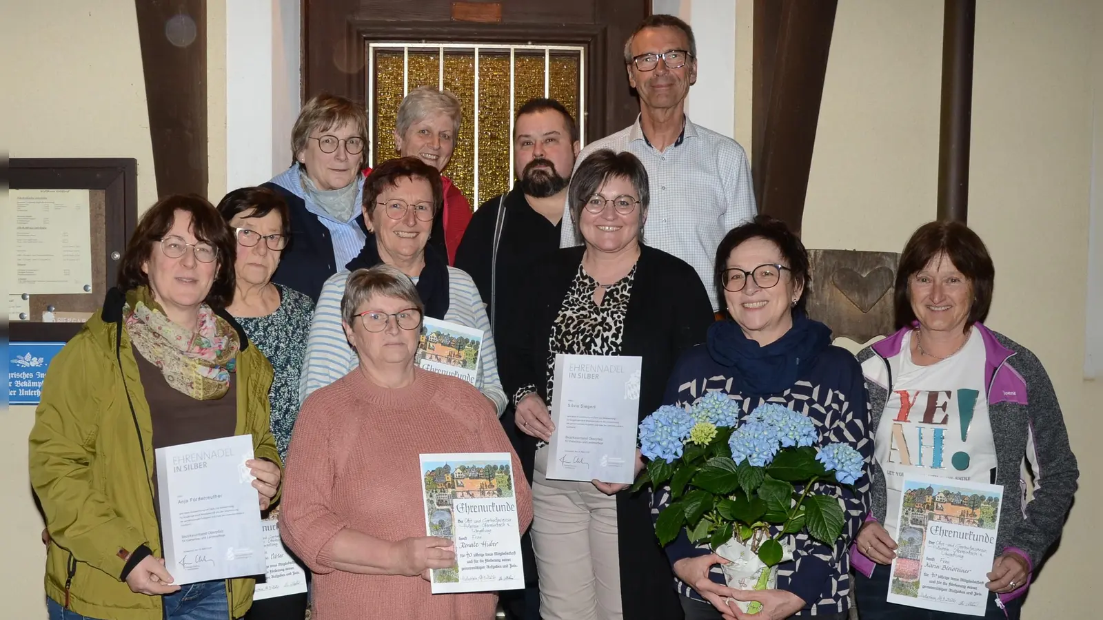 Vorstand Christof Martini und Bürgermeister Peter Achatzi mit den geehrten Frauen (Bild: Erwin Kolb)