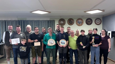 V. li. n. re: 1. Schützenmeister Ludwig Kraus, Roth Georg, Wittmann Noah, Dillig Sebastian, Klar Markus, Tobias Hanauer, Kriechenbauer Markus,Jäckel Luca, Wolf Manfred, Roland Sandmann, Mia Horoszak, Kiener Fabian, Wolf Franziska Jugendleiterin (Bild: Angelika Stahl)