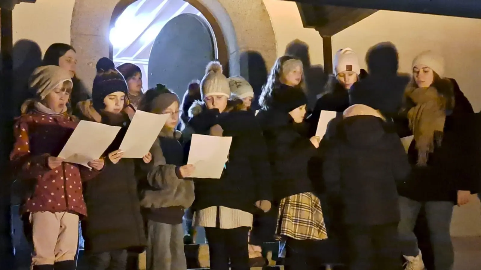 Die Kinder von den Kolibris singen ein Weihnachtslied. (Bild: Sandra Schmelber)