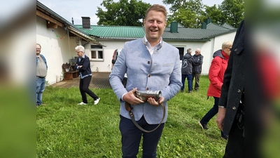 Erster Bürgermeister Stefan Grillmeier mit einem Böller (Bild: Peter Süß)