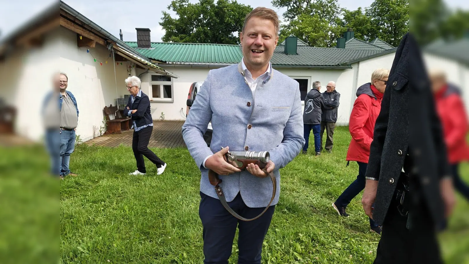 Erster Bürgermeister Stefan Grillmeier mit einem Böller (Bild: Peter Süß)