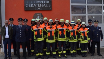 Gute Leistungen bewiesen die Mitglieder der Feuerwehr Heumaden bei der Leistungsprüfung vor dem Gerätehaus unter den Augen des Schiedsrichterteams. Bürgermeister Armin Bulenda gratulierte zu dem Erfolg. (Bild: Peter Garreiss)