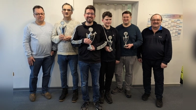 von links: 1. Spielleiter Stephan Stöckl, Mladen Dvornic (2. Platz), Bernhard Schmid (1. Platz), Andreas Schwarzfischer (bester Jugendlicher), Mark Lorenz (3. Platz), Ausrichter Dr. Andreas Zinkl (Bild: Maria Zinkl)