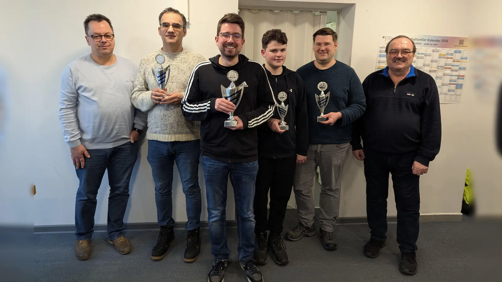 von links: 1. Spielleiter Stephan Stöckl, Mladen Dvornic (2. Platz), Bernhard Schmid (1. Platz), Andreas Schwarzfischer (bester Jugendlicher), Mark Lorenz (3. Platz), Ausrichter Dr. Andreas Zinkl (Bild: Maria Zinkl)