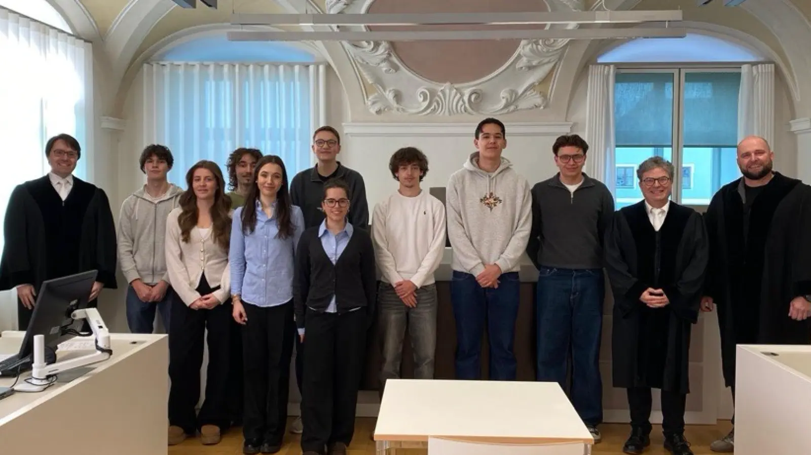 Das Leistungsfach Wirtschaft und Recht des Erasmus-Gymnasiums zusammen mit Richter und Staatsanwalt im Amberger Amtsgericht. (Bild: Stefan Sehnke)