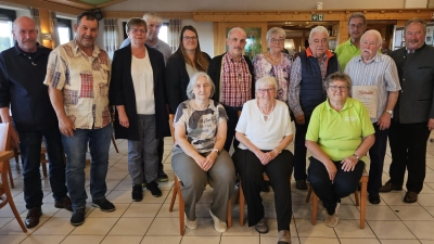 Langjährige Mitglieder zeichneten die Mitterteicher Wanderfreunde aus. Sitzend (von Links) Schönberger Elfriede, Thoma Irmgard, 1.Vorsitzende Andrea Zinnecker. Stehend (Von Links) Peter Haibach, Straub Horst, Weiß Elisabeth, Andreas Kunz, Carina Rosner, Wildenauer Rudi, Duda Ingrid, Stingl Hans, 2. Vorsitzender Werner Moschko, Bauer Karl und 2. Bürgermeister Johann Brandl. Es fehlen Stangl Mathilde und Härtl Annemarie. (Bild: Andrea Zinnecker (Andrea12-Zinnecker@web.de))