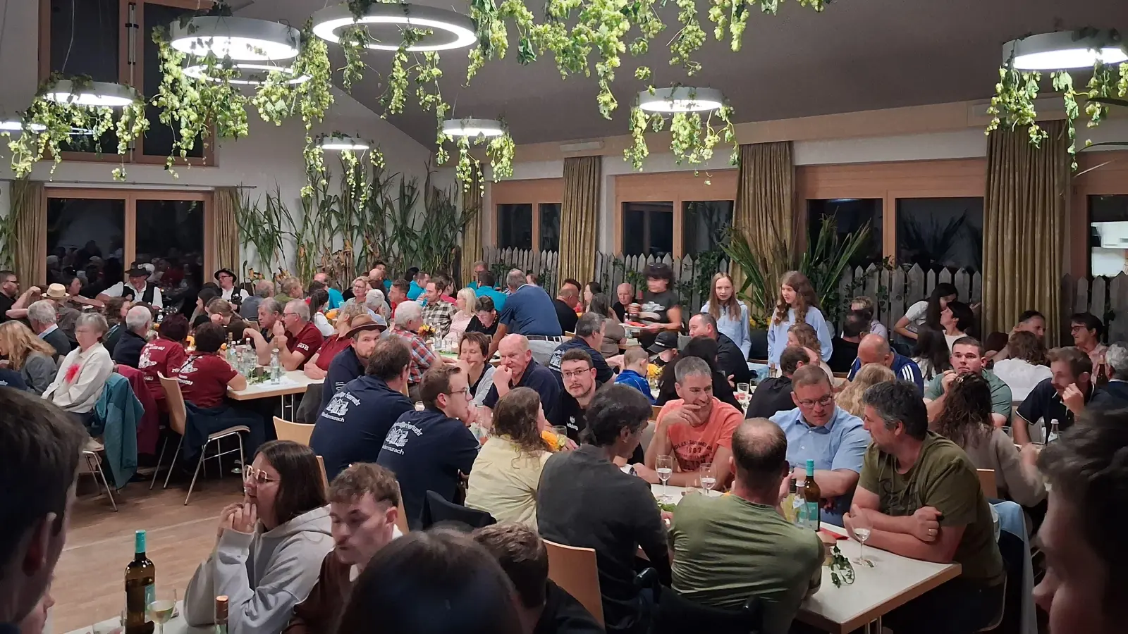 Der Saal des Pfarrhofs in Niedermurach war zum Weinfest mit vielen Besuchern gefüllt. (Bild: Matthias Matzke)