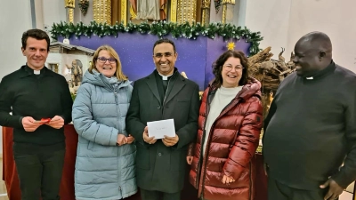 Spendenübergabe durch die Vorsitzende der Kolpingsfamilie Neunkirchen Petra Teichner an: (von links) Pfarrer Thomas Kohlhepp und (dritter von links) Bischof Mathews (Pater Saji). Mit dabei Beate Suttner und Pfarrvikar Robert. (Bild: Markus Suttner)